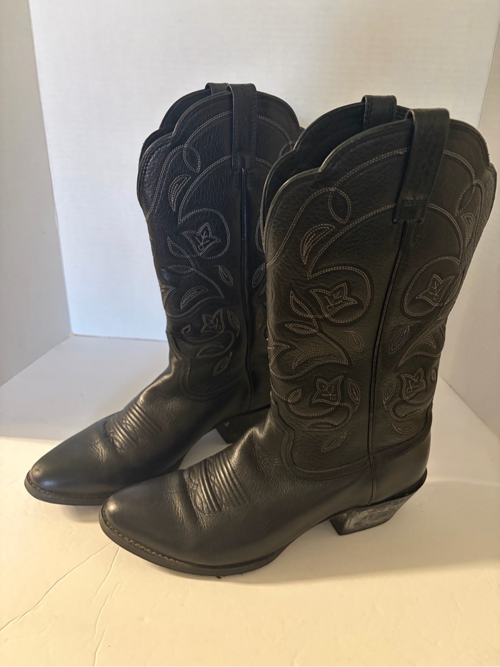 Ariat women’s Black Leather Western Cowboy Boots. Heritage. Size 7.5B